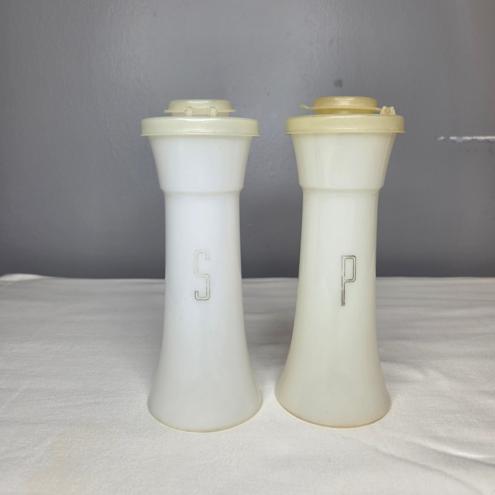 Vtg Tupperware Hourglass Salt & Pepper Shakers w/ Lids White 718-11 718-12 Set